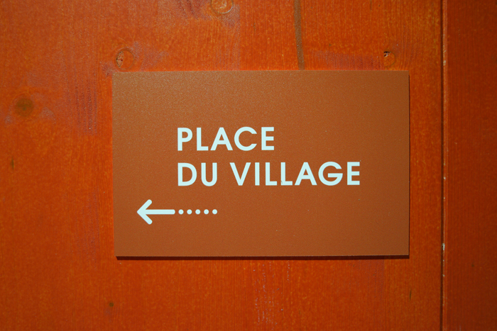 Nés Quelque Part - Place du village